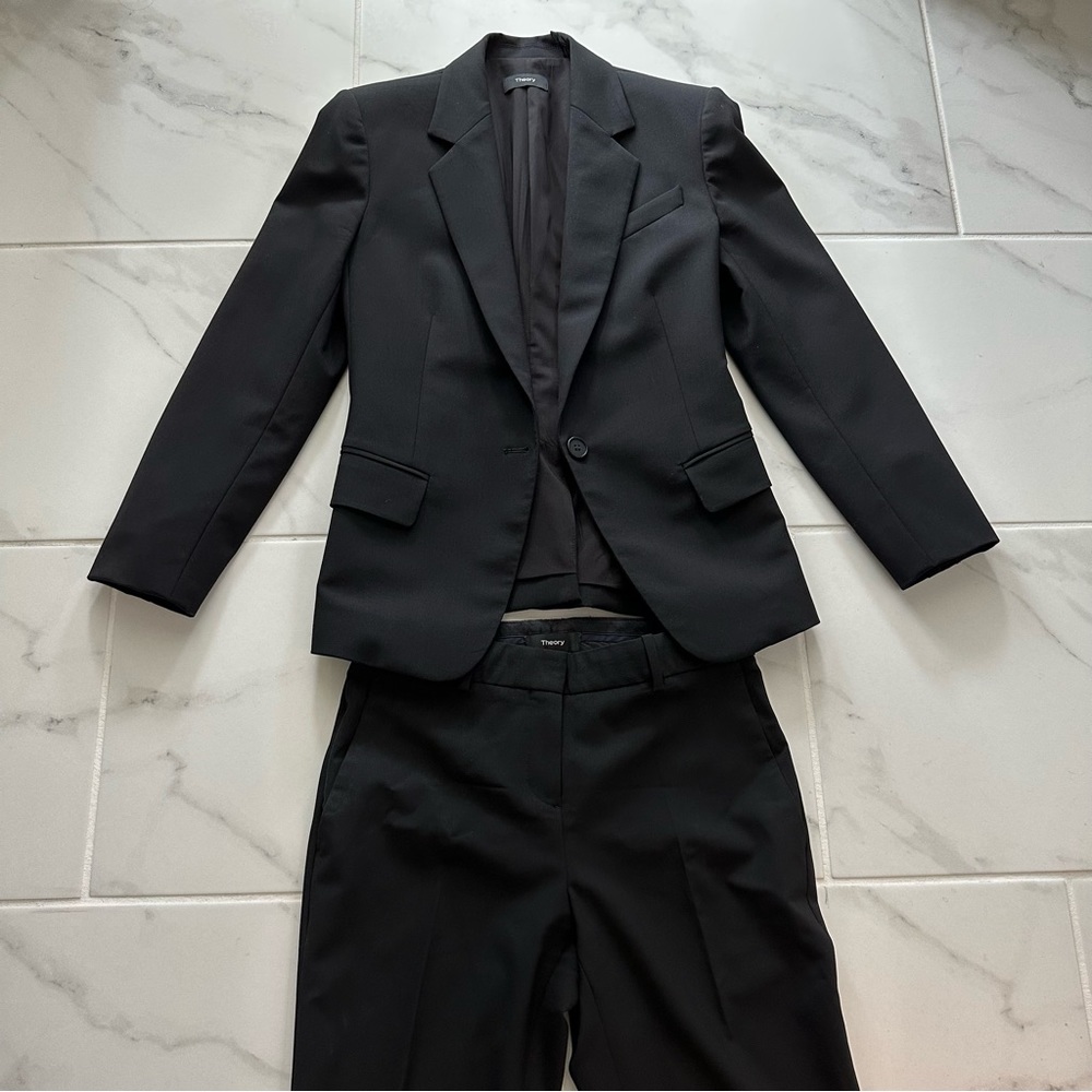 Theory 2 pc Pant Suit